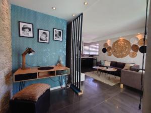 uma sala de estar com um sofá e uma mesa em SUNRISE & SUNSET PALM BEACH CROISETTE em Cannes