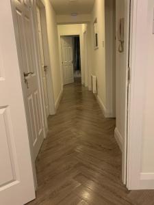 un pasillo de una casa con suelo de madera en Town Center Beautiful 2 Bed Apartment, en Kinsale