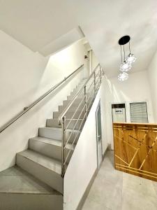 una escalera con una barandilla metálica en una casa en MIRKA HOTEL LUX, en Samarkand