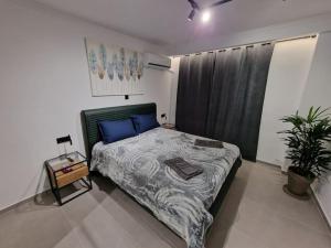 Ένα ή περισσότερα κρεβάτια σε δωμάτιο στο Patras Blue Sea and Sky Deluxe Apartment