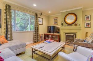 a living room with a couch and a tv at Bonne Chere in Guerneville