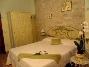 - une chambre avec un lit blanc orné de fleurs dans l'établissement Ferienwohnung Sonnenblumen, à Cagli