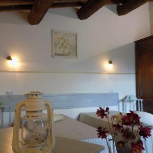 - une chambre avec une table et une lanterne en verre dans l'établissement Ferienwohnung Sonnenblumen, à Cagli