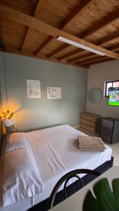 麦德林REST APARTMENT IN THE POBLADO的卧室配有一张带两把椅子的白色大床