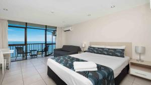 North WardStudio 810 - Idyllic Location With Views的一间带大床的卧室和一个阳台