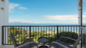 North WardStudio 810 - Idyllic Location With Views的带椅子的阳台，可欣赏海景