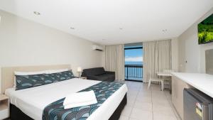 North WardStudio 810 - Idyllic Location With Views的一间带床的卧室，可欣赏海景 更多10张照片