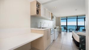 Studio 810 - Idyllic Location With Views的厨房或小厨房