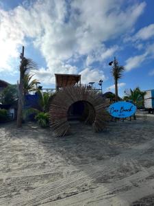un bâtiment sur la plage avec un panneau indiquant votre fin dans l'établissement Coco Beach Hotel - Rooftop & Beach Club, à Carthagène des Indes