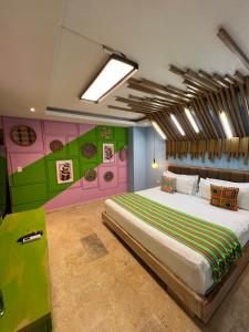 een slaapkamer met een groot bed in een kamer bij Coco Beach Hotel - Rooftop & Beach Club in Cartagena