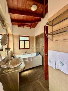 ein Badezimmer mit einem Waschbecken und einer Badewanne in der Unterkunft Hotel Mabey Urubamba in Urubamba