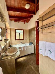 y baño con lavabo y bañera. en Hotel Mabey Urubamba, en Urubamba