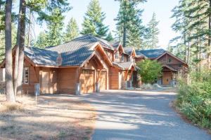 a log house with a driveway in front of it at Suncadia 4 Bdrm Home Overlooking Prospector Golf Course in Cle Elum