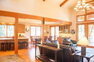 a large living room with a couch and a kitchen at Suncadia 4 Bdrm Home Overlooking Prospector Golf Course in Cle Elum