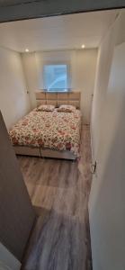 ein Schlafzimmer mit einem Bett in einem kleinen Zimmer in der Unterkunft Chalet met hottub in Lanaken