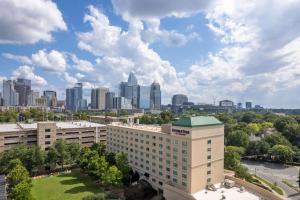 uma vista para o horizonte da cidade com edifícios em Doubletree by Hilton Charlotte Uptown em Charlotte