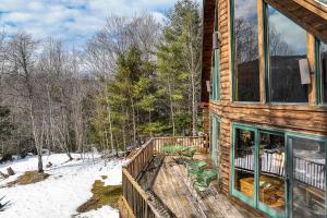 Cabaña de madera con terraza en la nieve en Sunday River Ridge, en Newry