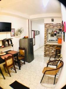 聖瑪爾塔的住宿－AptoPuntoCentro Santa Marta，厨房配有冰箱和桌椅