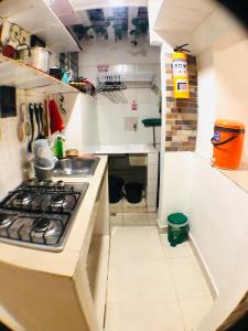 a small kitchen with a stove and a sink at AptoPuntoCentro Santa Marta in Santa Marta