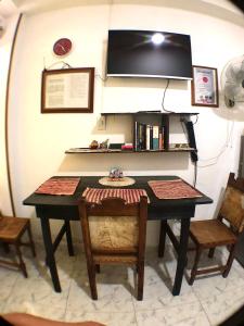 kuchnia ze stołem, 2 krzesłami i blatem w obiekcie AptoPuntoCentro Santa Marta w mieście Santa Marta