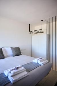 Un dormitorio con una cama con toallas. en Cala Sala Suite Sun & Sea, en Polignano a Mare 51 fotos más