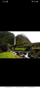 une photo d'une cascade dans une vallée avec une rivière dans l'établissement Casa vicente, à Santa Cruz das Flores