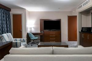 Televízia a/alebo spoločenská miestnosť v ubytovaní DoubleTree by Hilton - Kamloops