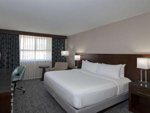 Posteľ alebo postele v izbe v ubytovaní DoubleTree by Hilton - Kamloops