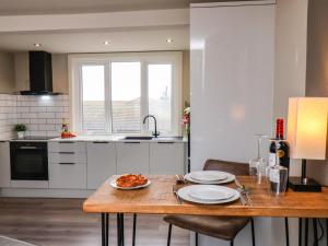 ブリドリントンにあるApt 10 Hunter's Quayのキッチン(食器一皿付) +18枚の写真