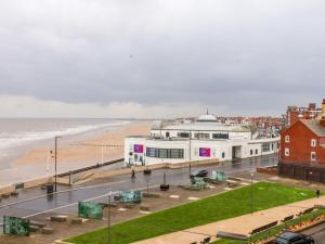 ブリドリントンにあるApt 10 Hunter's Quayの海の近くのビーチにある建物