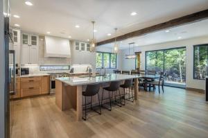 Una cocina o cocineta en Suncadia 4 Bed Modern Chic Forest Home