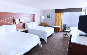 DoubleTree by Hilton Madison Downtown客房内的一张或多张床位