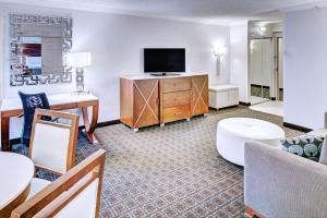 DoubleTree by Hilton Madison Downtown的电视和/或娱乐中心