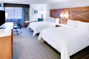 DoubleTree by Hilton Madison Downtown客房内的一张或多张床位