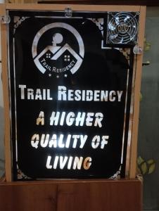 Un signo que dice que está buscando una mejor calidad de vida en Trail Residency en Islamabad