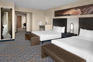 Embassy Suites by Hilton Phoenix Biltmore客房内的一张或多张床位