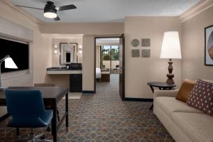 Embassy Suites by Hilton Phoenix Biltmore的休息区