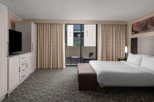 Embassy Suites by Hilton Phoenix Biltmore客房内的一张或多张床位