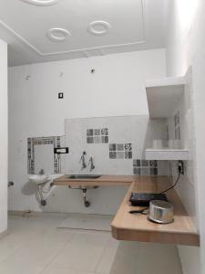 - une cuisine blanche avec évier et comptoir dans l'établissement SiyaRam Homestay, à Faizābād