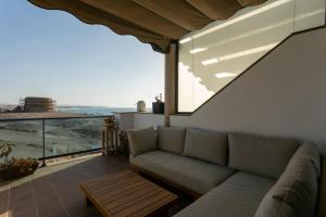 Una sala de estar con un sofá y una ventana grande. en Mirador del Castillo 3, en Cotillo