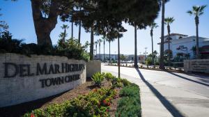 圣地亚哥DoubleTree by Hilton San Diego Del Mar的街旁马里奥特镇中心的标志