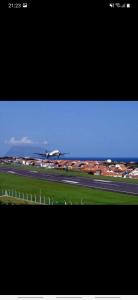 un avion décolle d'une piste d'aéroport dans l'établissement Casa vicente, à Santa Cruz das Flores