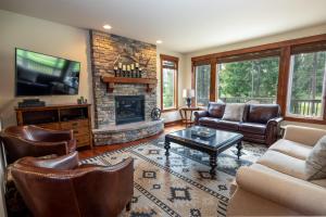 Elle comprend un salon doté d'un mobilier en cuir et d'une cheminée. dans l'établissement Suncadia 4 Bed Fairway View Lodge, à Cle Elum