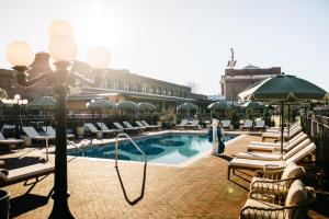 uma piscina com espreguiçadeiras e guarda-sóis em The Hotel Chalet at The Choo Choo em Chattanooga