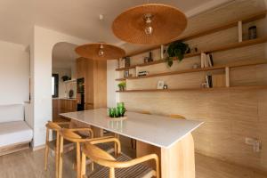 Una cocina y un comedor con mesa y sillas. en Mirador del Castillo 3, en Cotillo