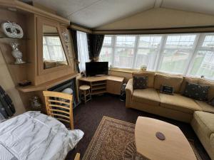 Posezení v ubytování 6 Berth Static Caravan, Golden Palm Resort, Chapel St Leonard's