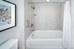DoubleTree by Hilton Tulsa - Warren Place的一间浴室