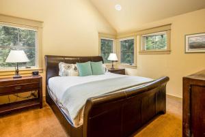 a bedroom with a large bed and two windows at Family Home, Hot Tub, Suncadia Pool Access in Cle Elum +28 photos