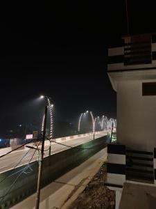 un feu de rue sur un pont la nuit dans l'établissement SiyaRam Homestay, à Faizābād