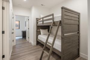 een slaapkamer met een stapelbed met een ladder bij Suncadia Trailhead 2 Pet Friendly Condo 109 in Cle Elum +13 foto's